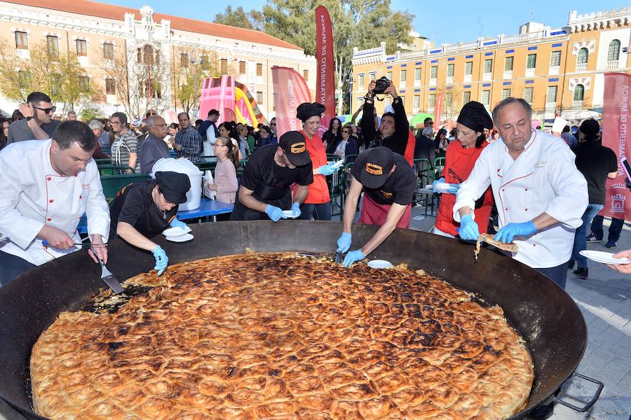 Varios pasteleros han colaborado en la elaboración de un ejemplar gigante de un diámetro de casi cuatro metros en el Cuartel de Artillería que se ha repartido dividido en 1.200 raciones.