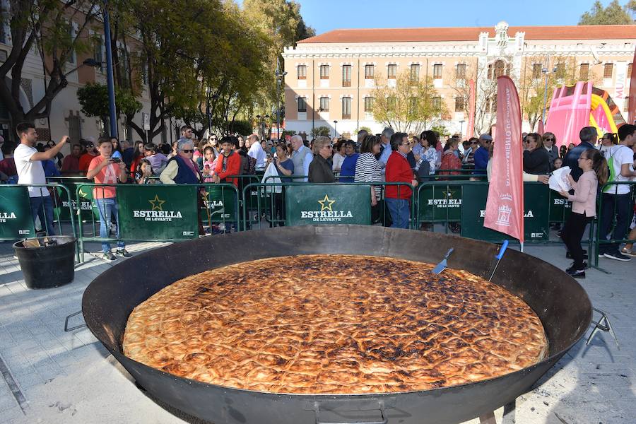 Varios pasteleros han colaborado en la elaboración de un ejemplar gigante de un diámetro de casi cuatro metros en el Cuartel de Artillería que se ha repartido dividido en 1.200 raciones.