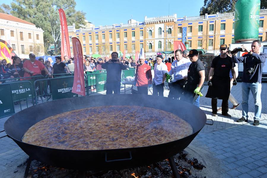 Varios pasteleros han colaborado en la elaboración de un ejemplar gigante de un diámetro de casi cuatro metros en el Cuartel de Artillería que se ha repartido dividido en 1.200 raciones.