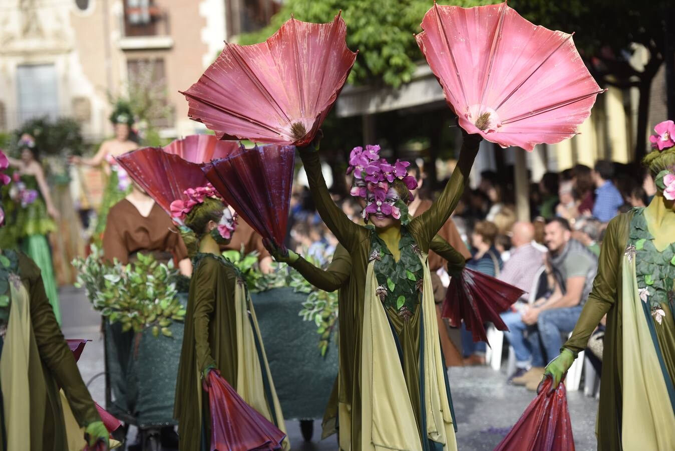 Un millón de tallos se repartieron en uno de los desfiles más esperados de las Fiestas de Primavera, que impregnó de fragancias las calles de Murcia