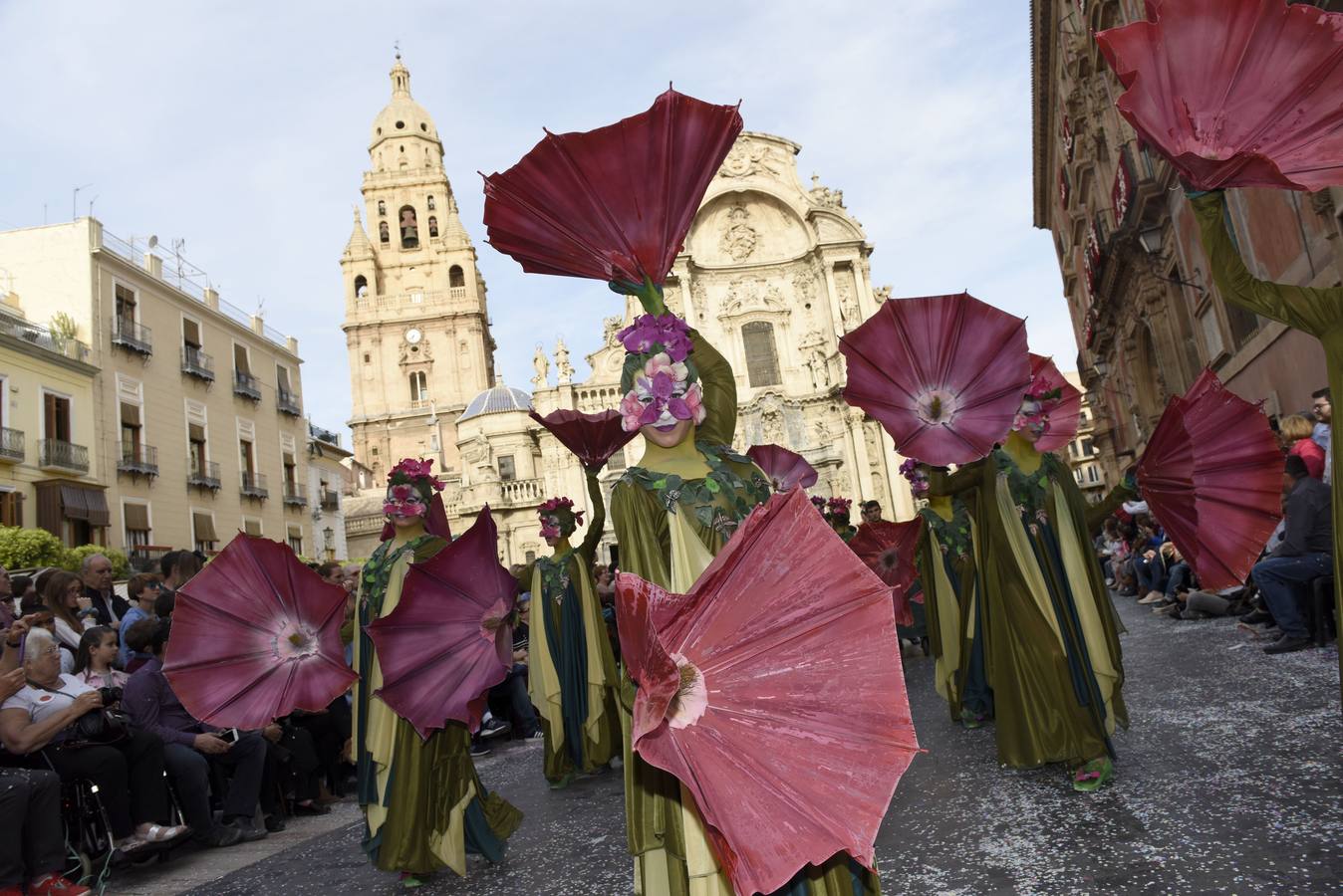 Un millón de tallos se repartieron en uno de los desfiles más esperados de las Fiestas de Primavera, que impregnó de fragancias las calles de Murcia