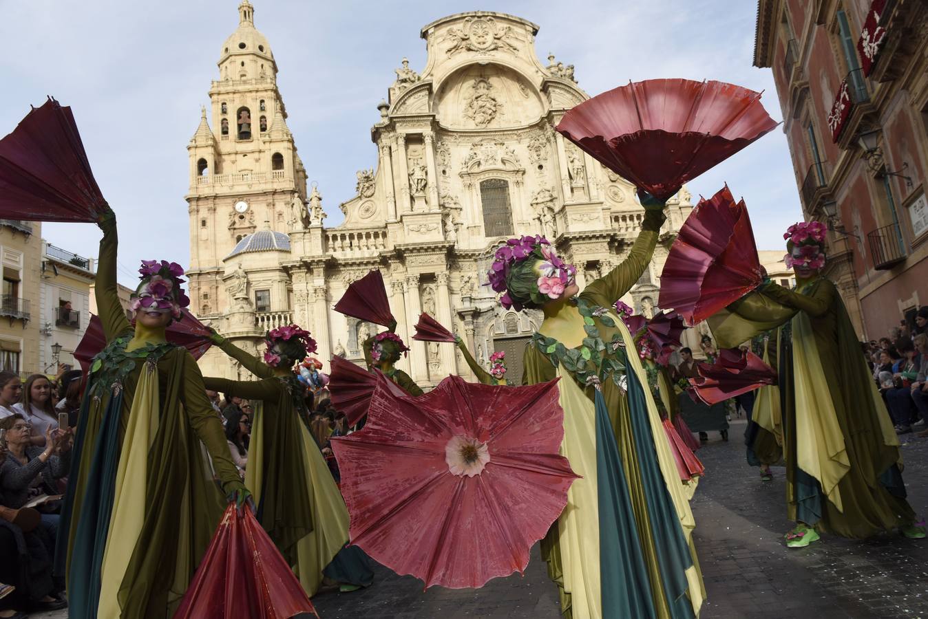 Un millón de tallos se repartieron en uno de los desfiles más esperados de las Fiestas de Primavera, que impregnó de fragancias las calles de Murcia