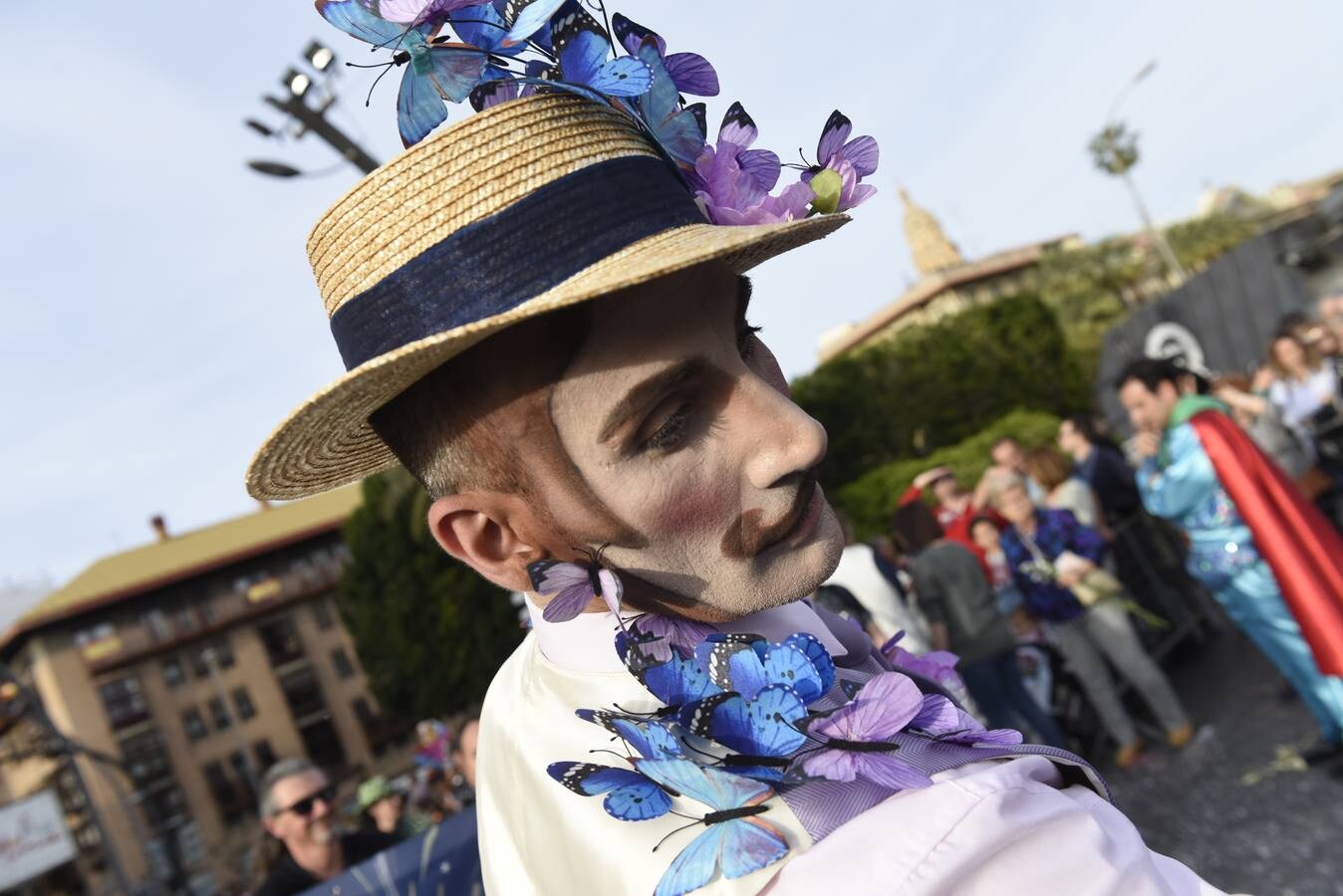 Un millón de tallos se repartieron en uno de los desfiles más esperados de las Fiestas de Primavera, que impregnó de fragancias las calles de Murcia