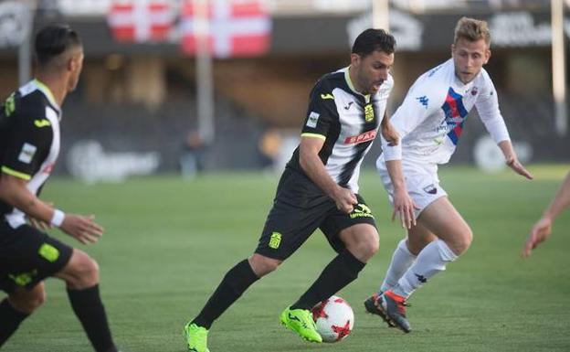 Alejandro Chavero se deshace de un rival, en la jugada del primer gol del Cartagena al Extremadura, el pasado domingo.