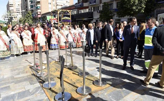 Concentración de repulsa contra el fuego que ha devorado la escultura floral a la mujer murciana. 