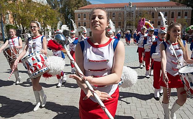 Un momento del desfile en el Cuartel de Artillería.