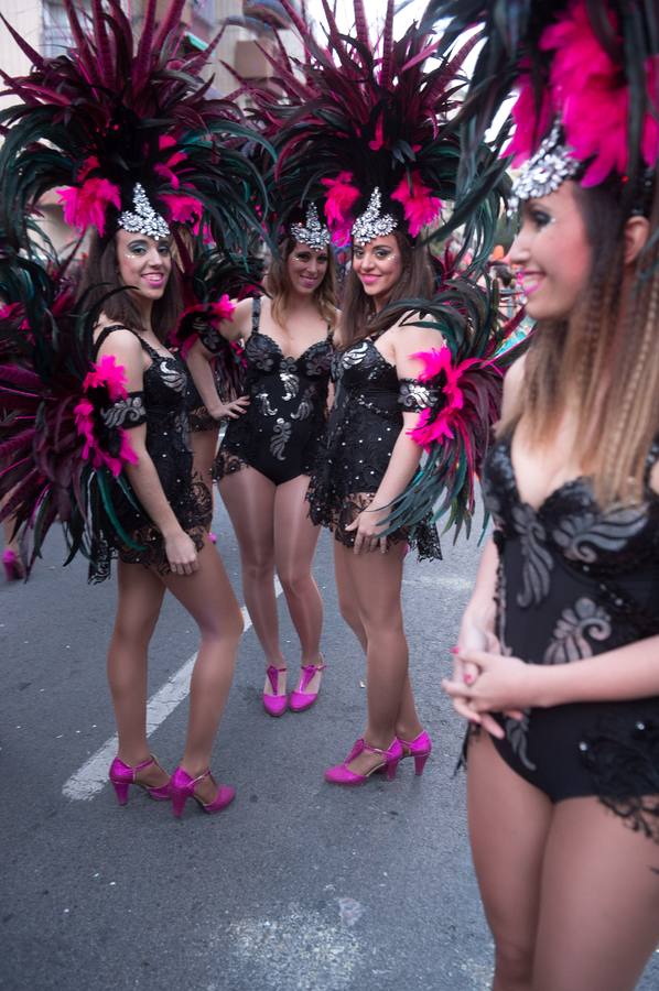 Espectáculos y grupos de animación amenizaron el desfile de la Llegada de la Sardina.