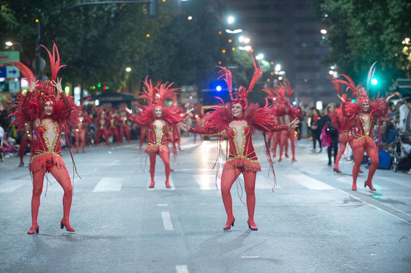 Espectáculos y grupos de animación amenizaron el desfile de la Llegada de la Sardina.