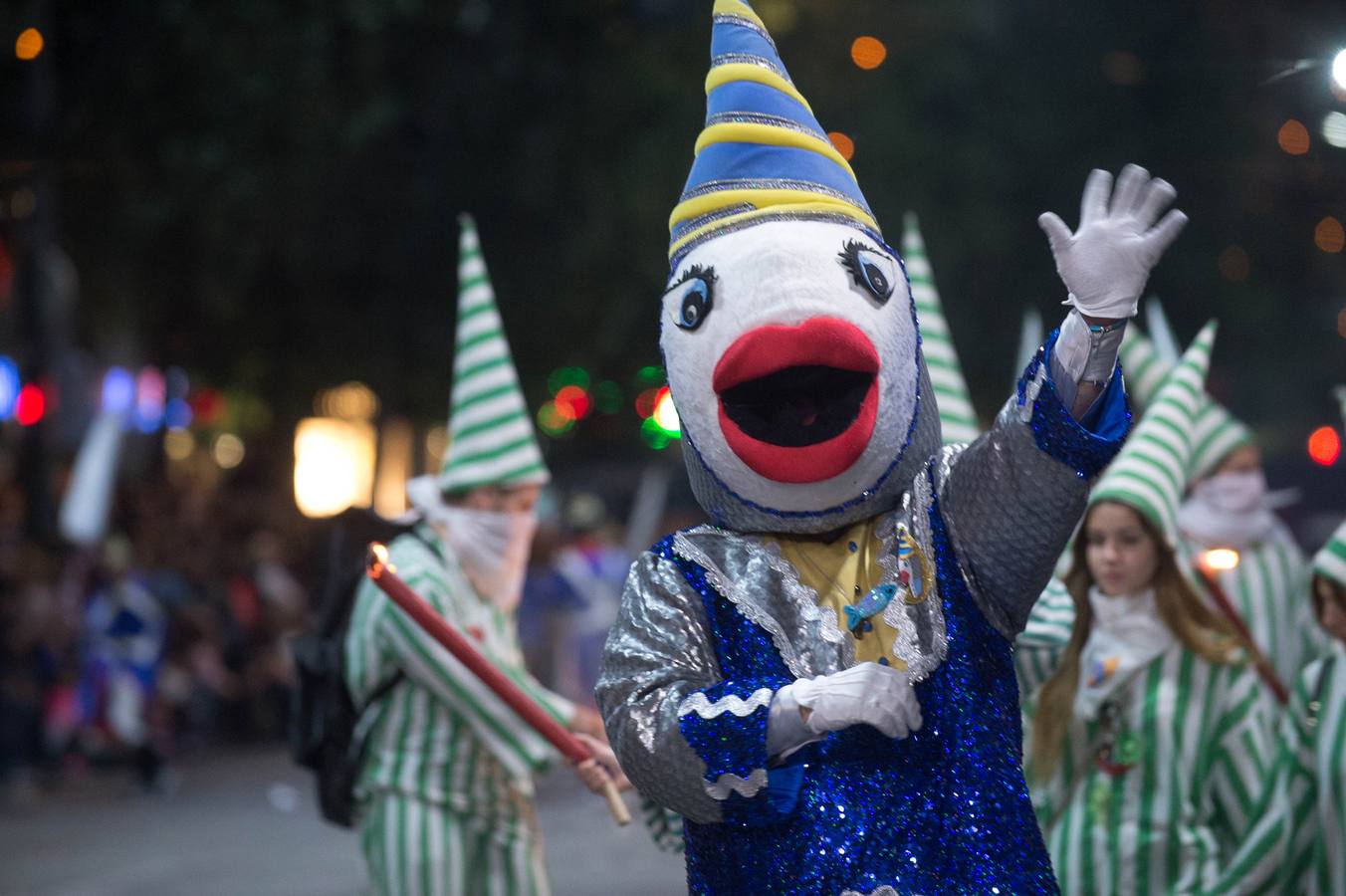 Espectáculos y grupos de animación amenizaron el desfile de la Llegada de la Sardina.