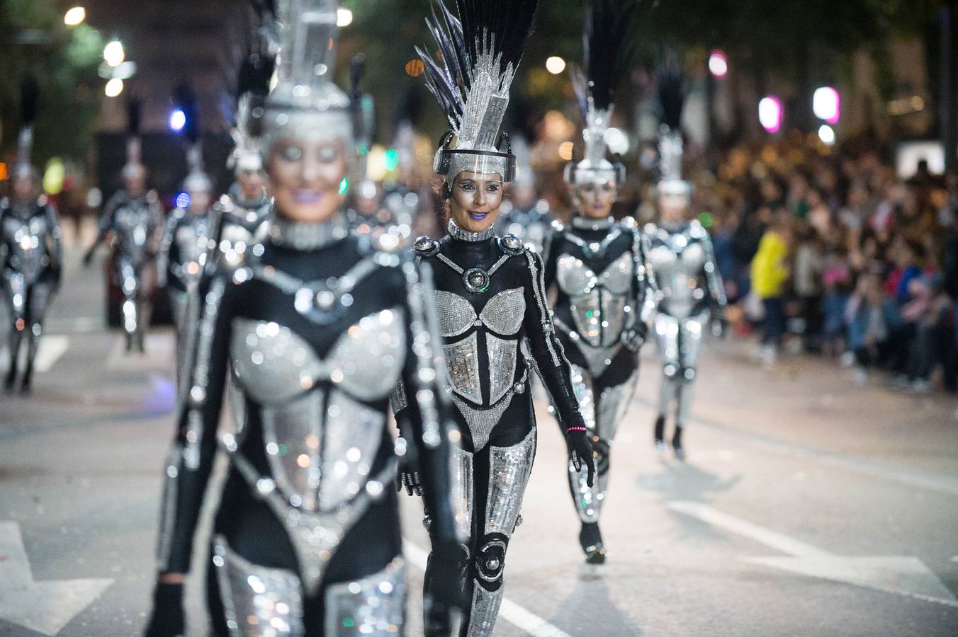 Espectáculos y grupos de animación amenizaron el desfile de la Llegada de la Sardina.