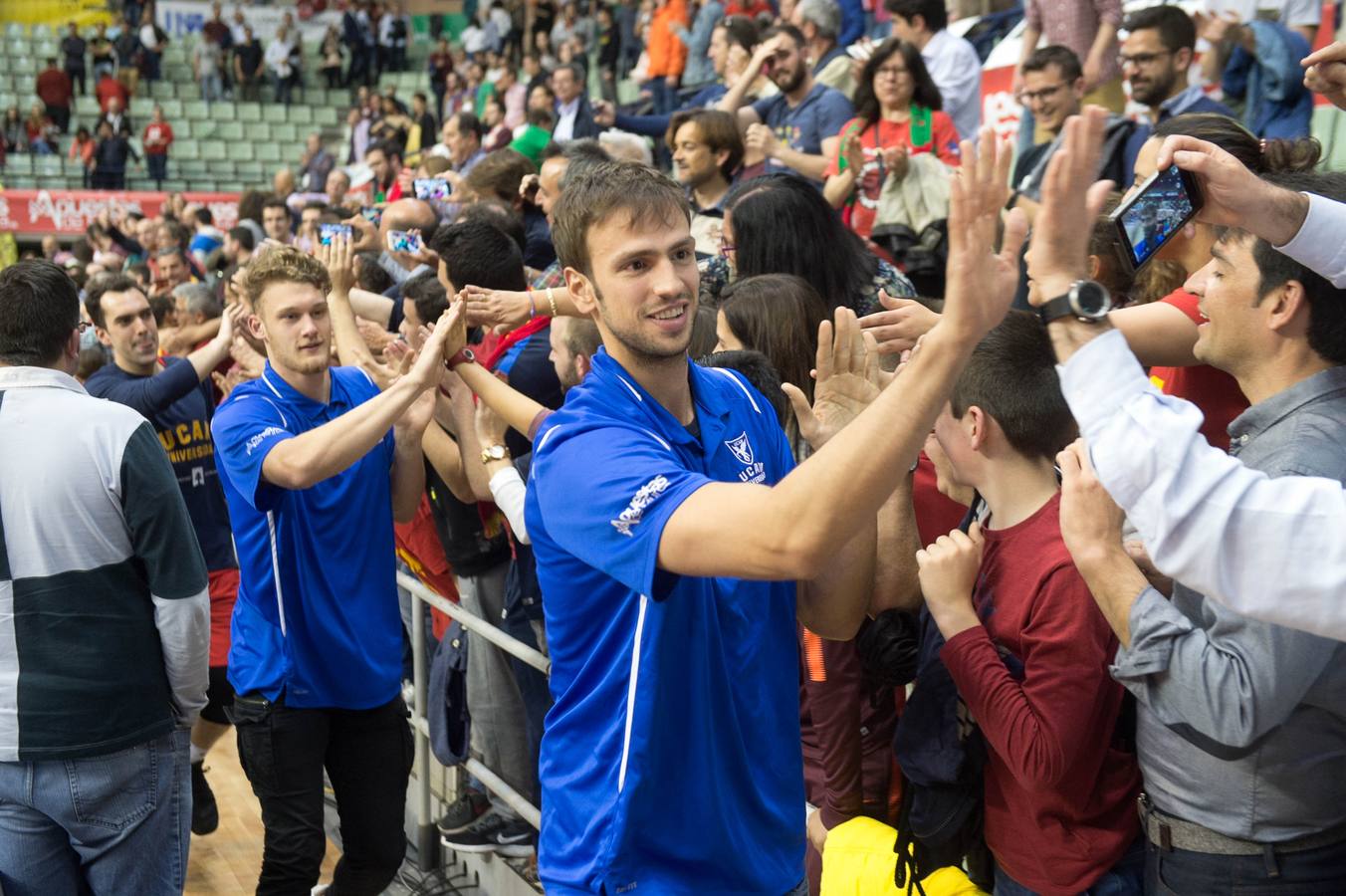 El UCAM defiende sus catorce puntos de ventaja traídos de Turquía y lo celebra con un Palacio entregado a su equipo