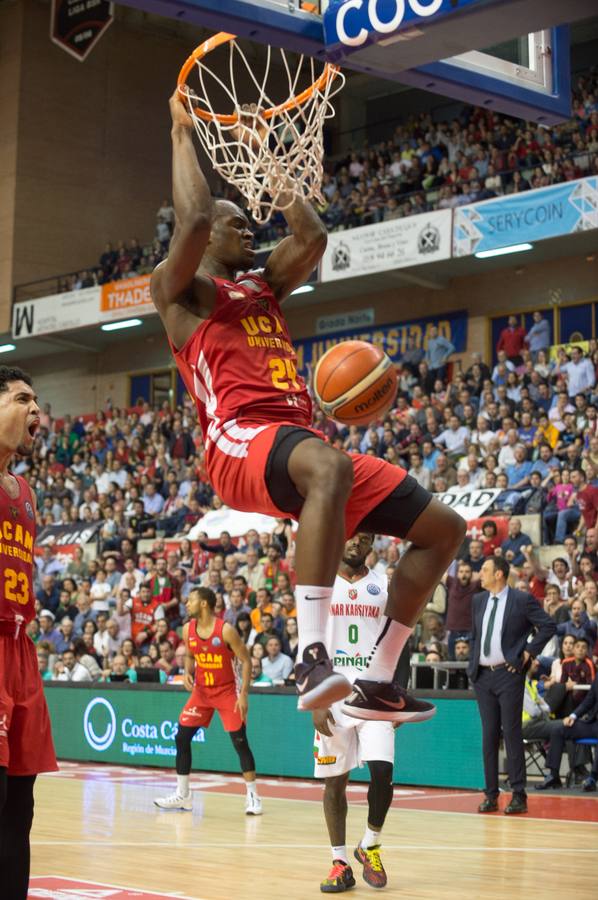 El UCAM defiende sus catorce puntos de ventaja traídos de Turquía y lo celebra con un Palacio entregado a su equipo