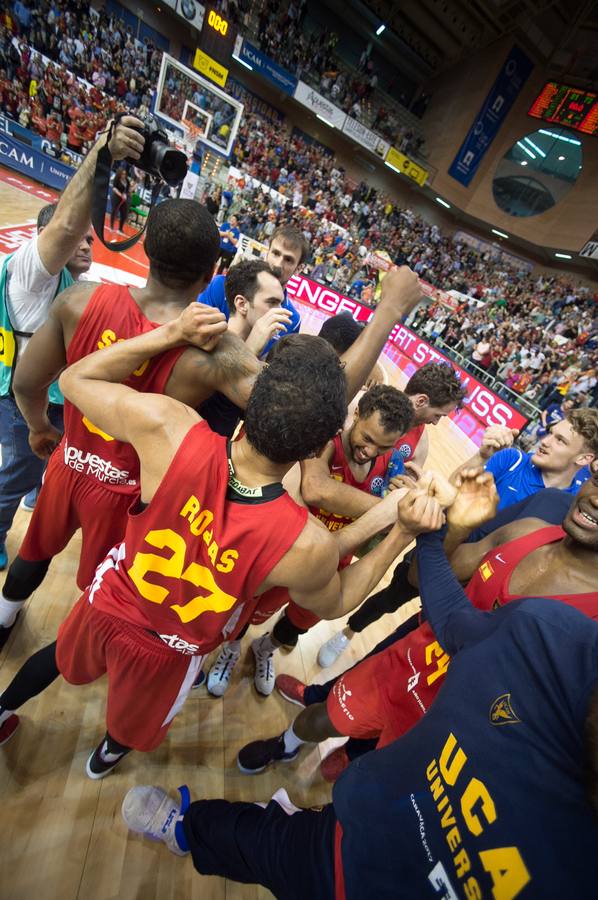 El UCAM defiende sus catorce puntos de ventaja traídos de Turquía y lo celebra con un Palacio entregado a su equipo