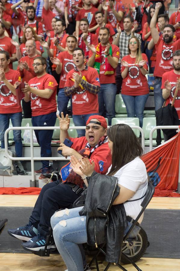 El UCAM defiende sus catorce puntos de ventaja traídos de Turquía y lo celebra con un Palacio entregado a su equipo