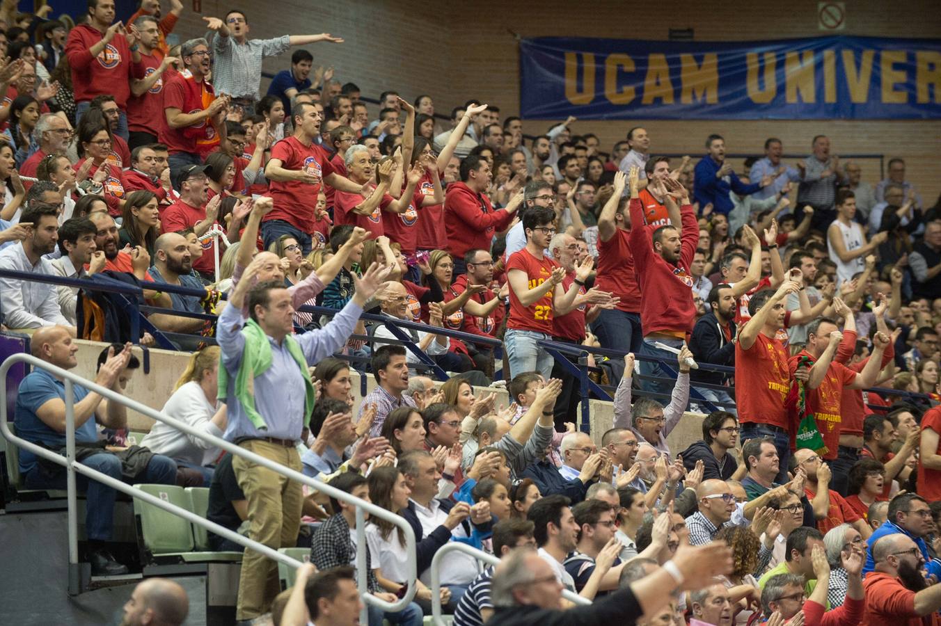 El UCAM defiende sus catorce puntos de ventaja traídos de Turquía y lo celebra con un Palacio entregado a su equipo