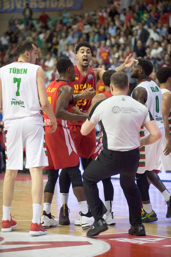 El UCAM defiende sus catorce puntos de ventaja traídos de Turquía y lo celebra con un Palacio entregado a su equipo