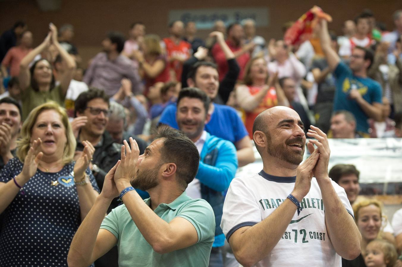 El UCAM defiende sus catorce puntos de ventaja traídos de Turquía y lo celebra con un Palacio entregado a su equipo
