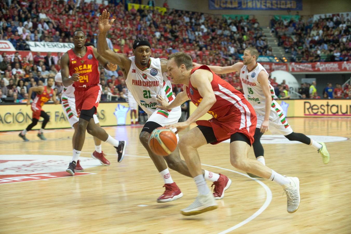 El UCAM defiende sus catorce puntos de ventaja traídos de Turquía y lo celebra con un Palacio entregado a su equipo