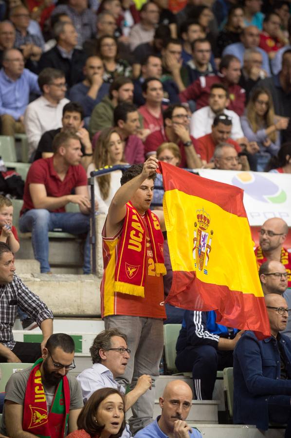 El UCAM defiende sus catorce puntos de ventaja traídos de Turquía y lo celebra con un Palacio entregado a su equipo