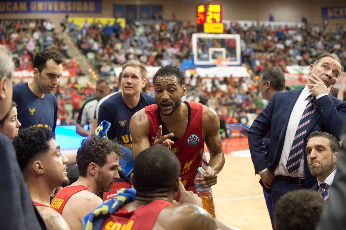 El UCAM defiende sus catorce puntos de ventaja traídos de Turquía y lo celebra con un Palacio entregado a su equipo