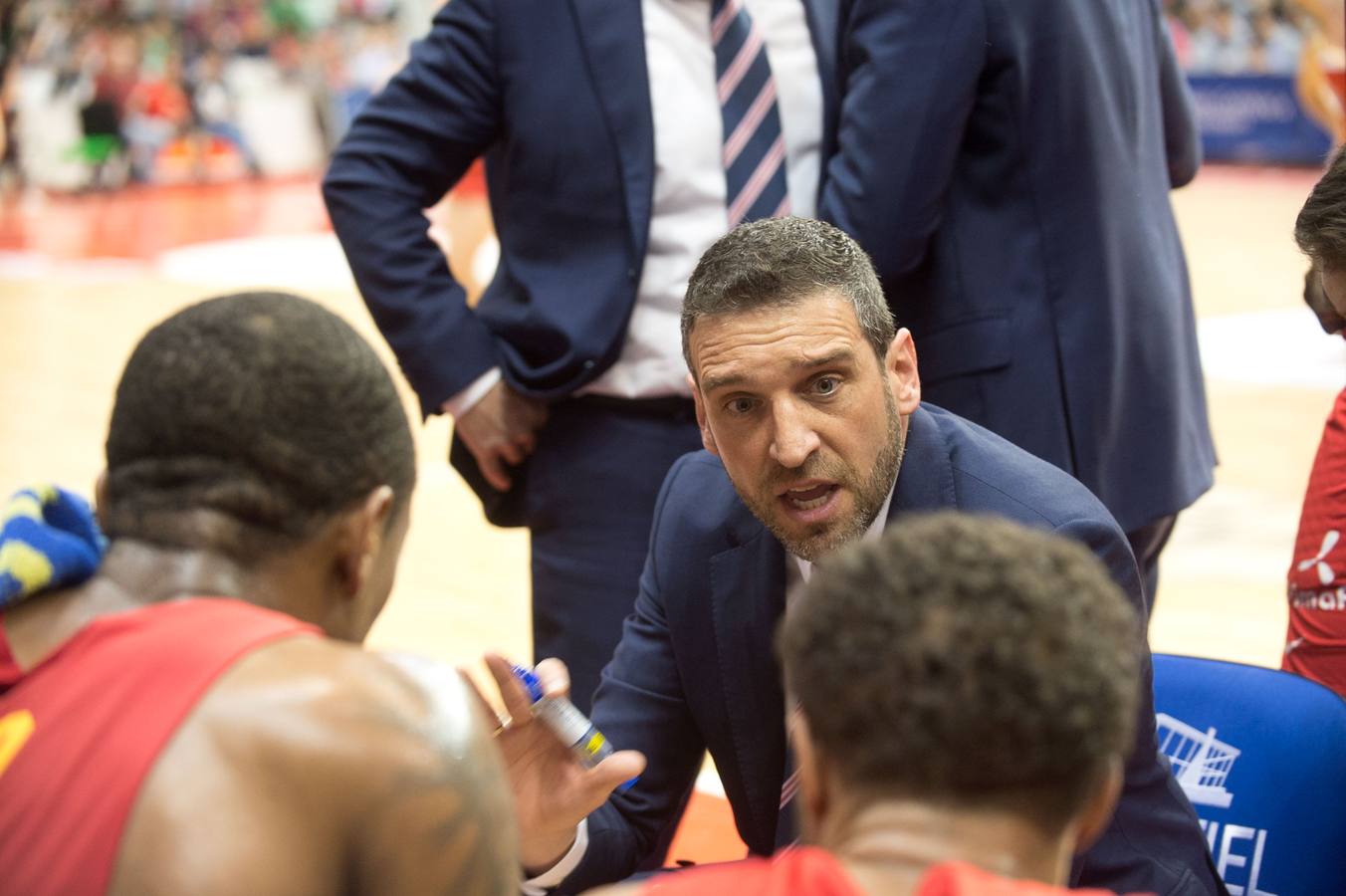 El UCAM defiende sus catorce puntos de ventaja traídos de Turquía y lo celebra con un Palacio entregado a su equipo