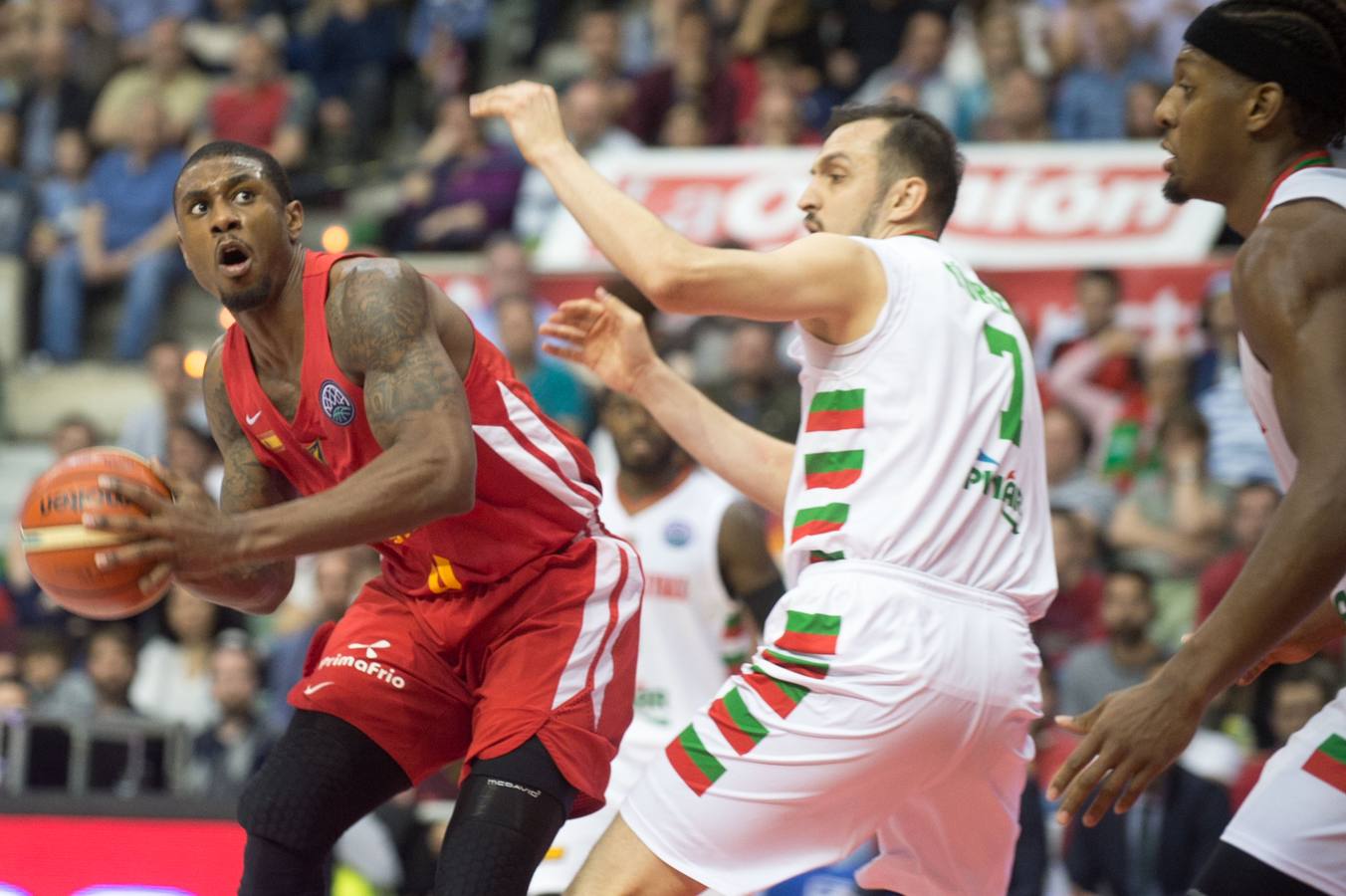 El UCAM defiende sus catorce puntos de ventaja traídos de Turquía y lo celebra con un Palacio entregado a su equipo