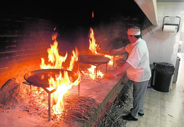 Los arroces de Casa Herminio, cocinándose al sarmiento, al estilo Pinoso.