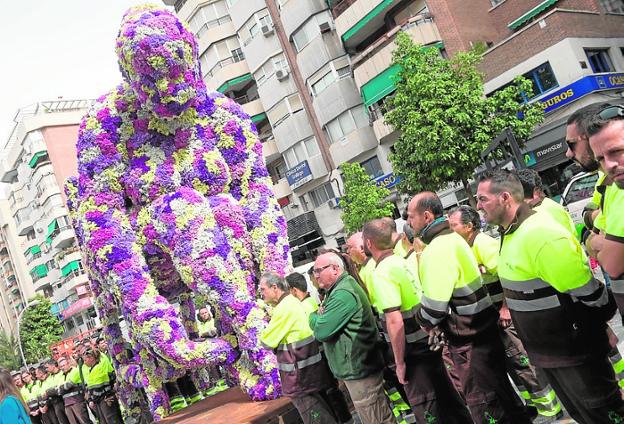 La escultura floral, antes del desafortunado incidente.