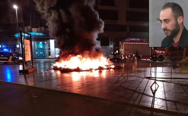 Escultura floral en llamas. En la esquina, el joven italiano que provocó el fuego. 