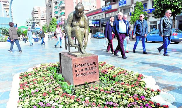 La escultura de bronce, fechada en 2004, fue instalada ayer en el lugar donde estaba la recreación floral que ardió el miércoles.