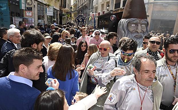 Los sardineros reparten pitos y regalos por las calles de Murcia. 