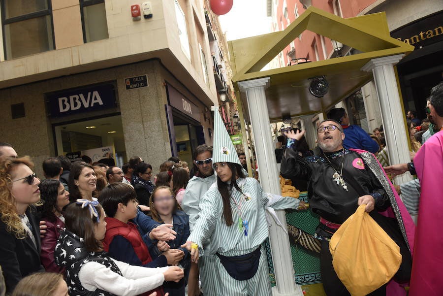 Doña Sardina se despide de los murcianos con un multitudinario pasacalles que ha concluido en la Plaza Circular