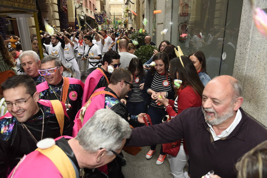 Doña Sardina se despide de los murcianos con un multitudinario pasacalles que ha concluido en la Plaza Circular