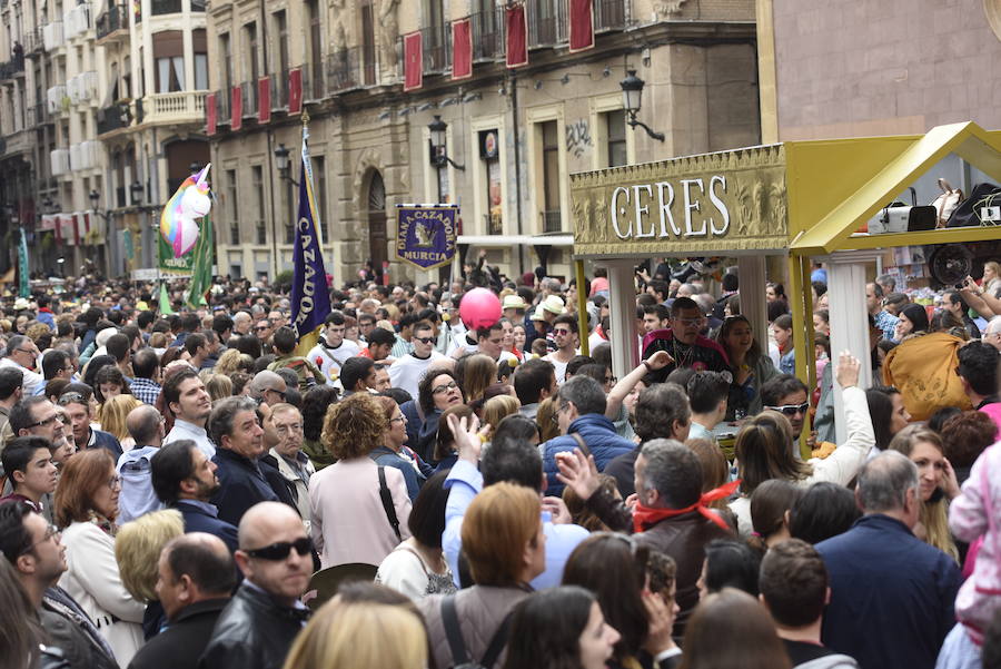 Doña Sardina se despide de los murcianos con un multitudinario pasacalles que ha concluido en la Plaza Circular