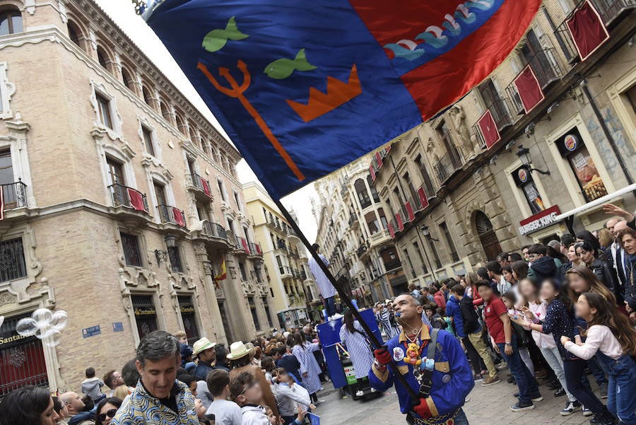 Doña Sardina se despide de los murcianos con un multitudinario pasacalles que ha concluido en la Plaza Circular