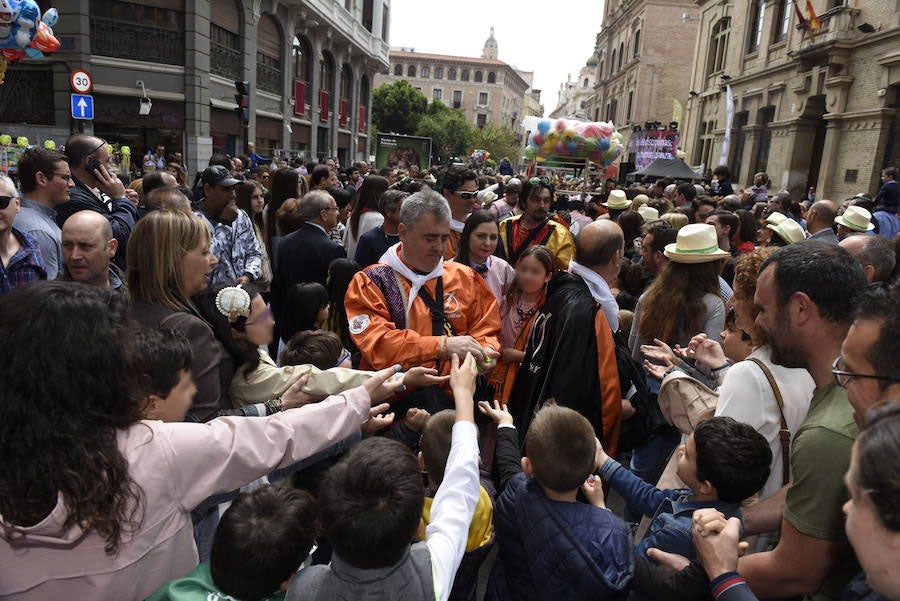 Doña Sardina se despide de los murcianos con un multitudinario pasacalles que ha concluido en la Plaza Circular