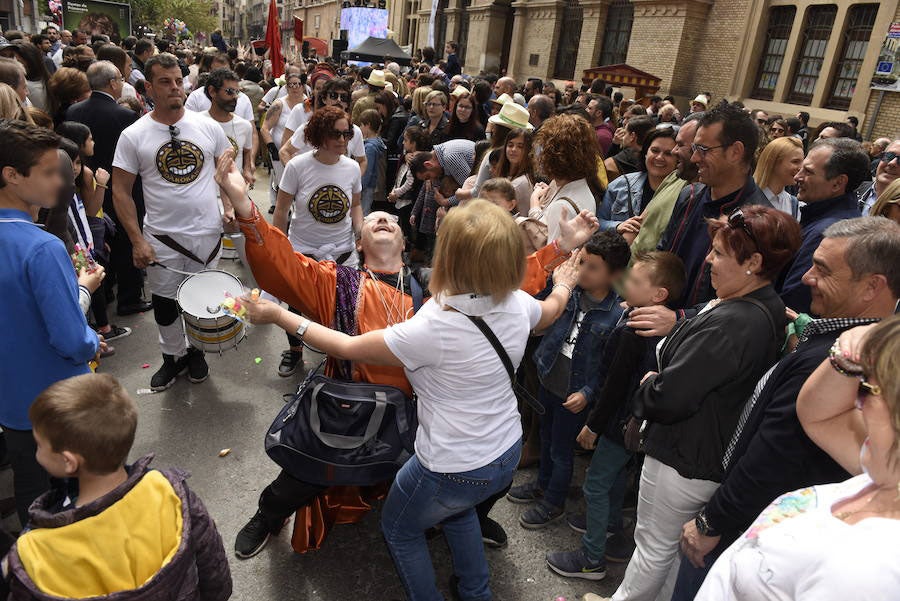 Doña Sardina se despide de los murcianos con un multitudinario pasacalles que ha concluido en la Plaza Circular