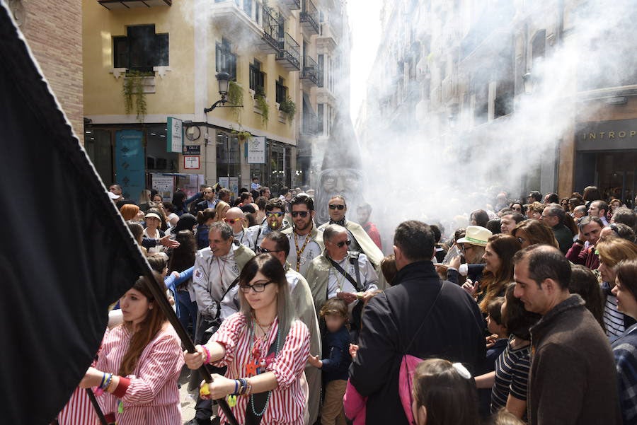 Doña Sardina se despide de los murcianos con un multitudinario pasacalles que ha concluido en la Plaza Circular