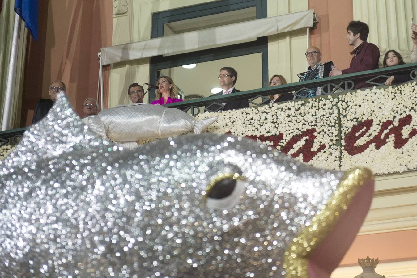 Alicia Hernández, directora de Dolores Promesas, dedicó su discurso al niño de Almería tras ensalzar la magia de Murcia. El desfile del Testamento de la Sardina ofreció espectáculo y juguetes a los asistentes.