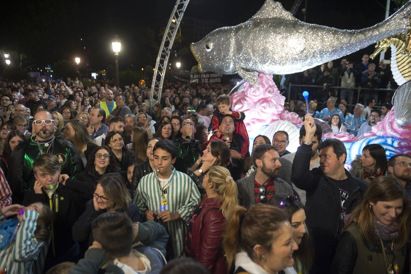 Alicia Hernández, directora de Dolores Promesas, dedicó su discurso al niño de Almería tras ensalzar la magia de Murcia. El desfile del Testamento de la Sardina ofreció espectáculo y juguetes a los asistentes.