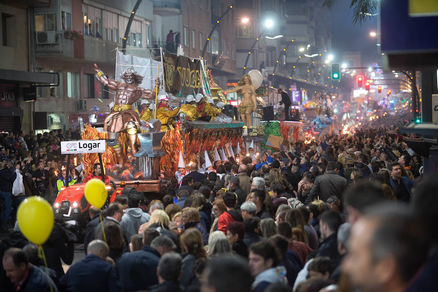 La cabalgata no deja indiferente a nadie por la diversidad y la originalidad de los espectáculos, por la alegría de los participantes y las pugnas para cazar los regalos
