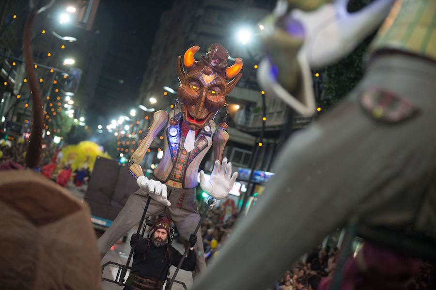 La cabalgata no deja indiferente a nadie por la diversidad y la originalidad de los espectáculos, por la alegría de los participantes y las pugnas para cazar los regalos