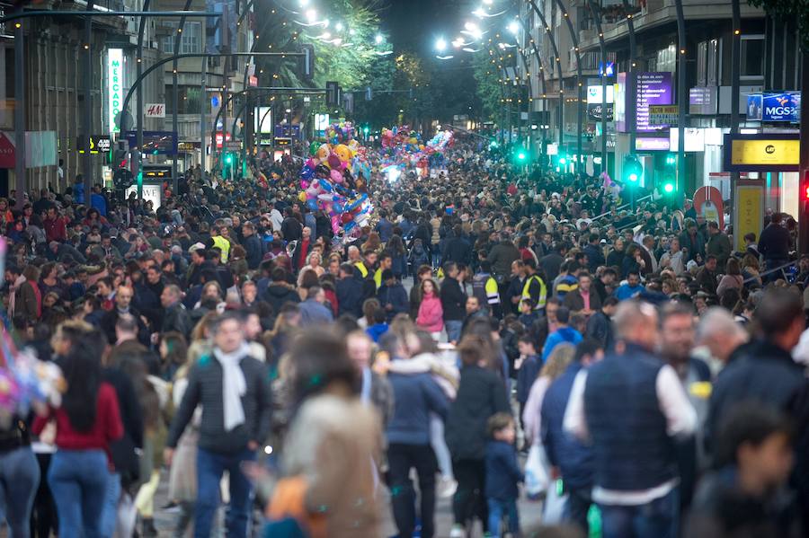 La cabalgata no deja indiferente a nadie por la diversidad y la originalidad de los espectáculos, por la alegría de los participantes y las pugnas para cazar los regalos