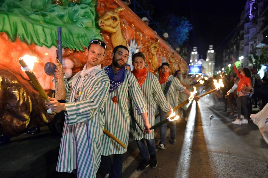 La Agrupación Sardinera se luce con un gran desfile en el que brillaron los números musicales