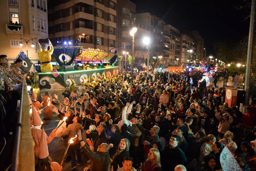 La Agrupación Sardinera se luce con un gran desfile en el que brillaron los números musicales