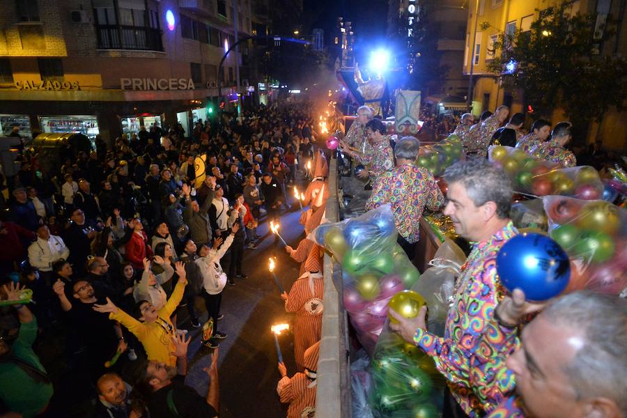 La Agrupación Sardinera se luce con un gran desfile en el que brillaron los números musicales