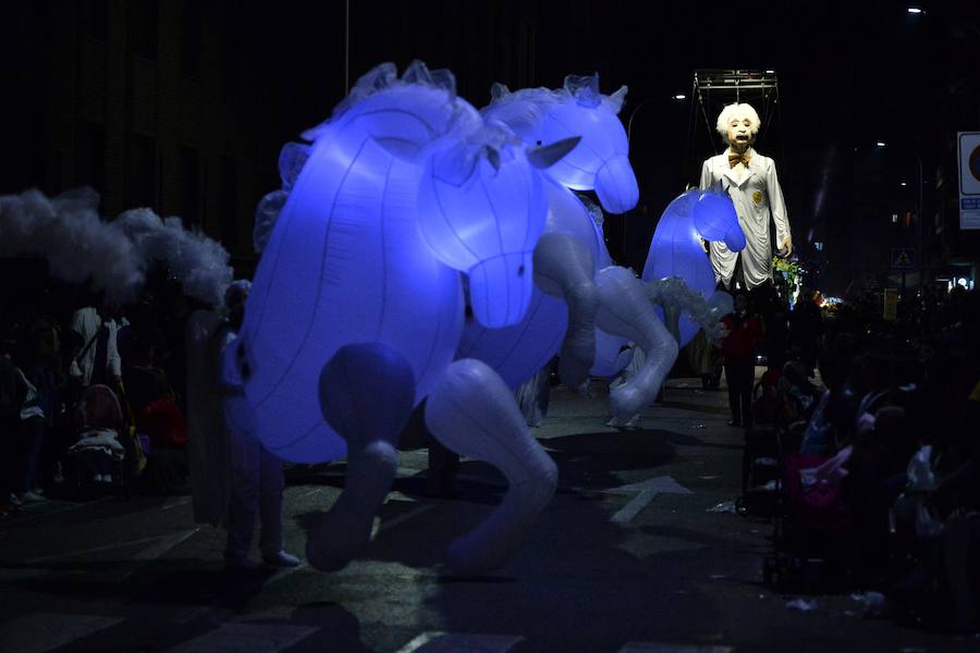La Agrupación Sardinera se luce con un gran desfile en el que brillaron los números musicales