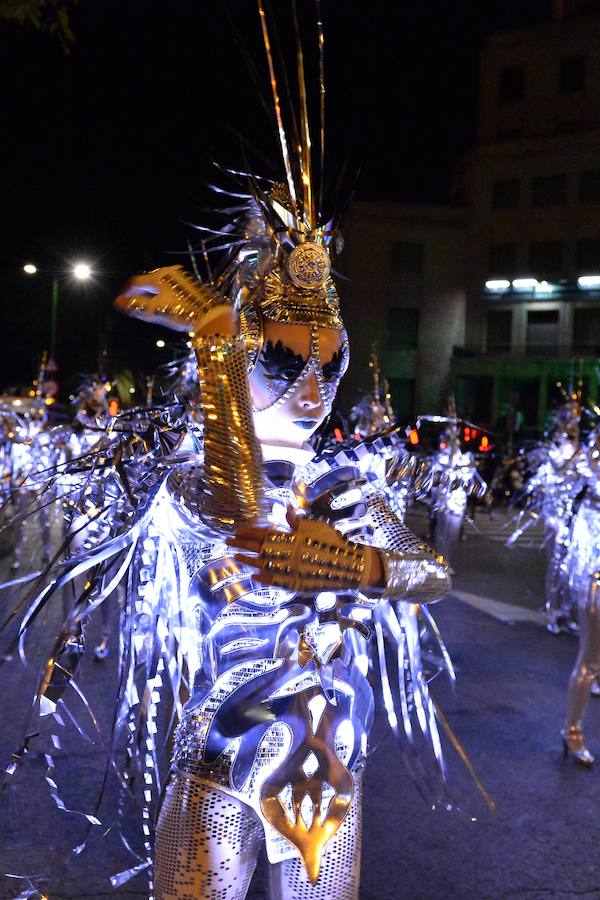 La Agrupación Sardinera se luce con un gran desfile en el que brillaron los números musicales