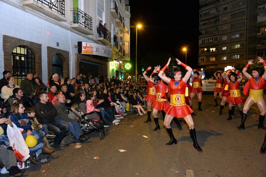 La Agrupación Sardinera se luce con un gran desfile en el que brillaron los números musicales
