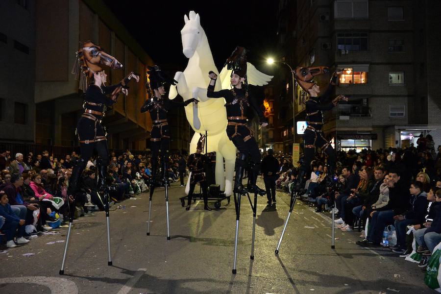 La Agrupación Sardinera se luce con un gran desfile en el que brillaron los números musicales